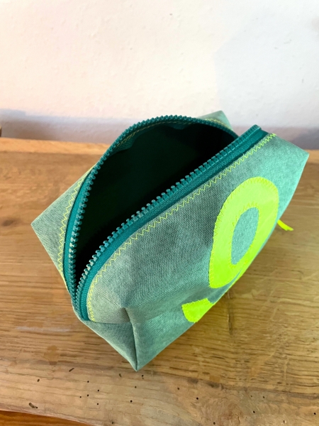 Kosmetiktasche grün eckig mit Zahl